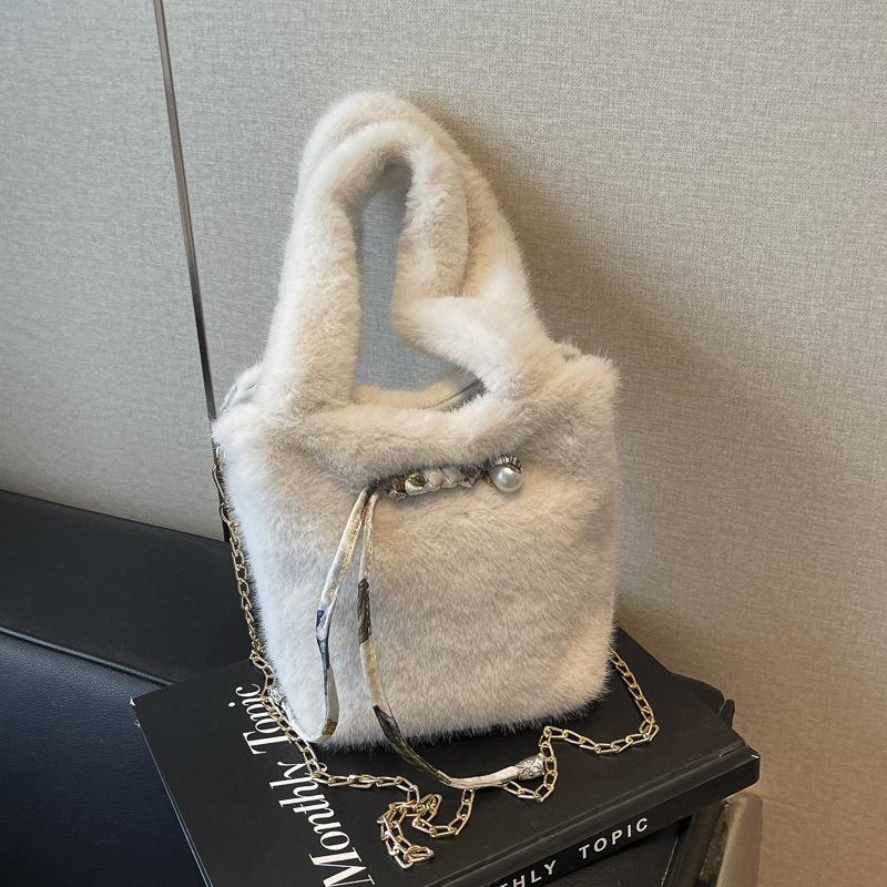 

Осенне-зимняя плюшевая маленькая женская сумка 2024 года, новая универсальная сумка-мессенджер с цепочкой, портативная пушистая сумка-ведро