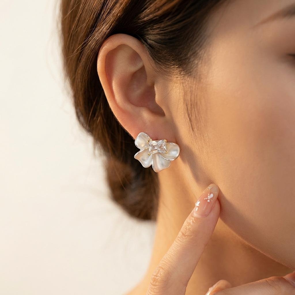 Light Luxury Mother-of-Pearl Flower Earrings for Women 9 Silver needle zircon leaf pendant earrings with an elegant and sophisticated style 2026