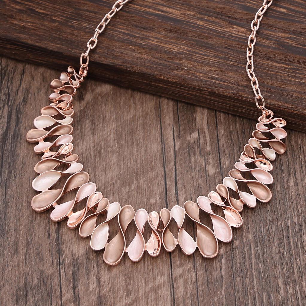 Pendentif long fleur géométrique creuse couleur émail, pendentif collier polyvalent en forme de cœur pour femme à sens élevé