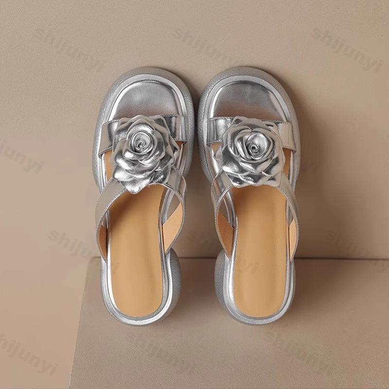Fashion Thick Sole Height Increasing Cool Slippers for Women's 2025 Summer New Versatile Outdoor Beach Shoes Fashion Rose Design Sandals
