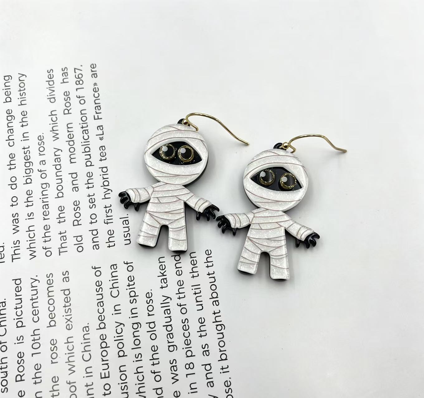 Cross-border bestsellers: Acrylic cartoon mummy white laced ghost doll earrings Halloween fun accessories