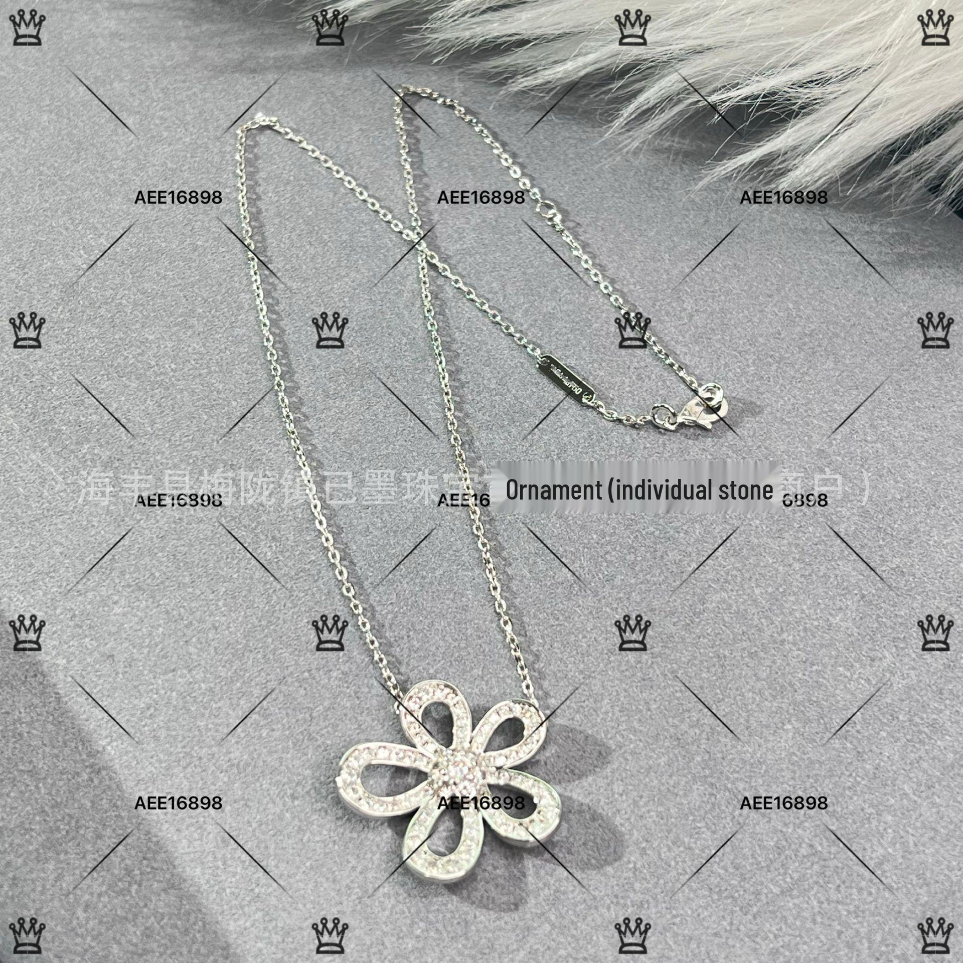 

Elegant Sterling Silver Sunflower Necklace with Diamond Hollow Pendant and Clavicle Chain for Women V Gold Edition by Seiko