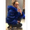 Cappotto da donna slim-fit di media lunghezza con cappuccio in ecopelliccia Autunno/Inverno 2025