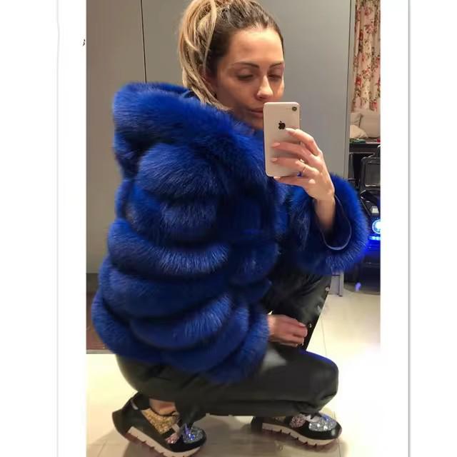 Cappotto da donna slim-fit di media lunghezza con cappuccio in ecopelliccia Autunno/Inverno 2025