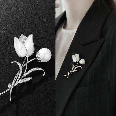 Exquisite Retro European & American Style Brooch: Unique Vintage Fashion Pin for Women - Elegant Oil Drop Design.