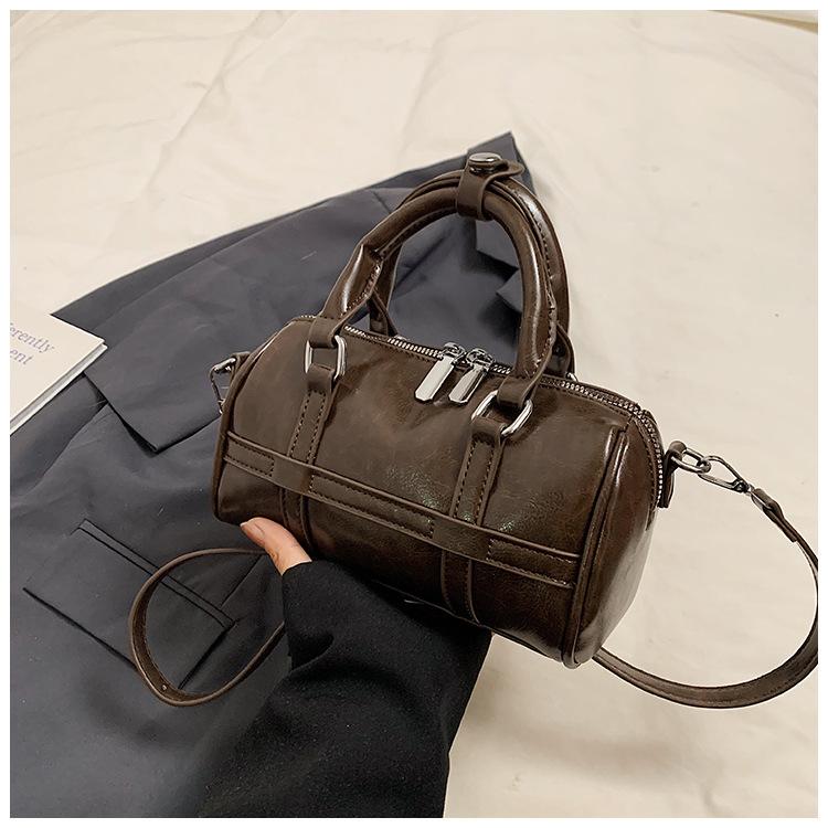 

Модная ручная сумка-боулинг женская 2025 осень новая простая нишевая трендовая деловая сумка из искусственной кожи на плечо через плечо женская сумка