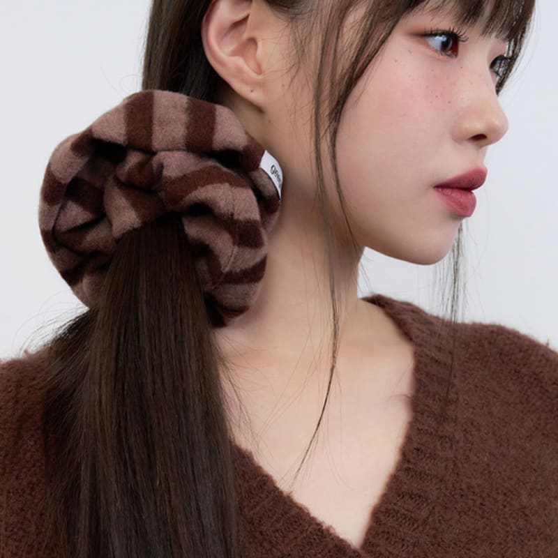 

geegee fluffy stripe scrunchie - brown BROWN