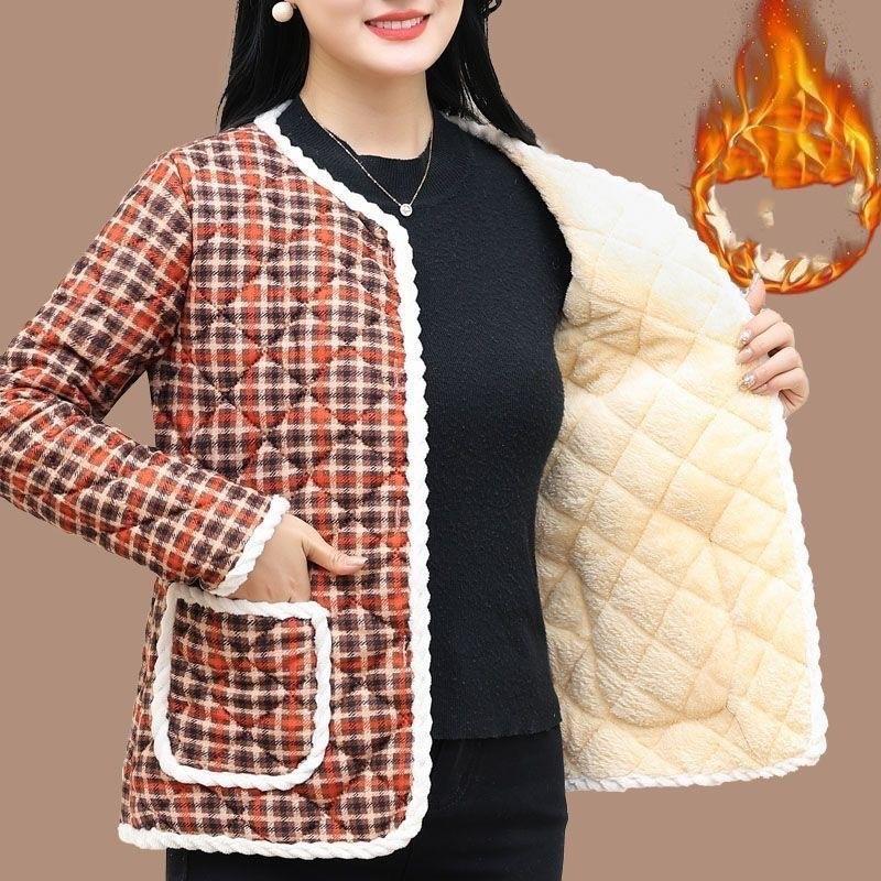 

Женская зимняя короткая теплая куртка в стиле ретро с подкладкой из утепленной ткани и длинными рукавами. Кардиган. XS