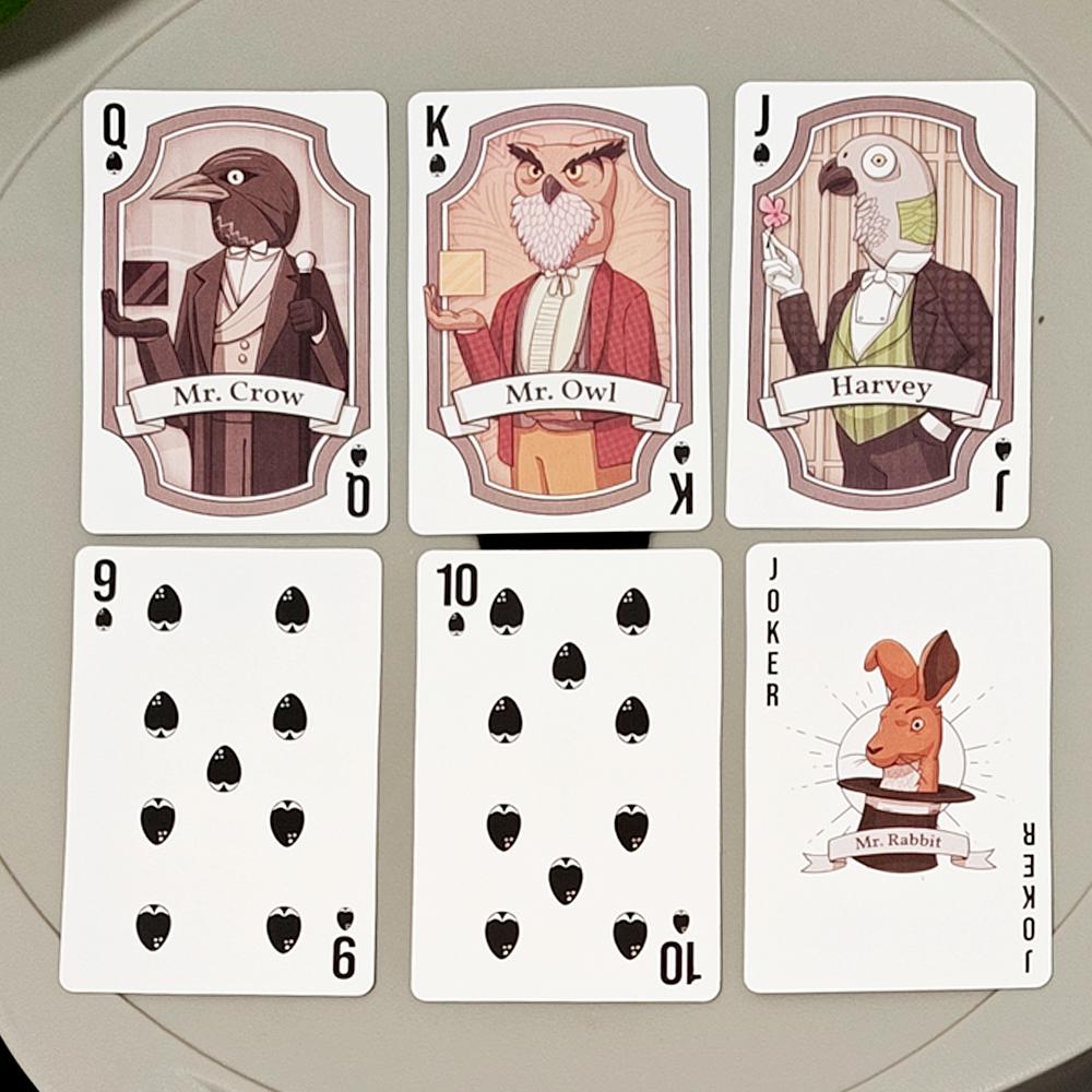 Carte da Gioco Rusty Lake - 54 Carte da Poker 9*6cm con Mr. Corvo, Sig.. Personaggi di Owl & Cube Escape su Cartoncino Goffrato