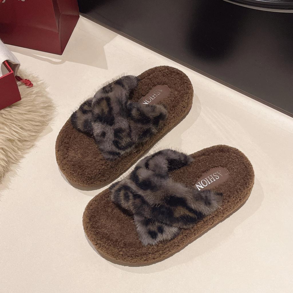 Kleine dicksohlige Plüschpantoffeln mit Leopardenmuster für Damen zum Tragen im Freien Herbst und Winter neue Ein-Wort-Plüschpantoffeln
