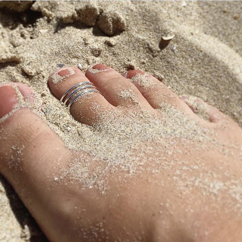 Nuovo Set da 5 Pezzi di Anelli per Dita dei Piedi Regolabili Colore Argento Anello Semplice Aperto per Dita dei Piedi per Donne Punk Estate Spiaggia Gioielli Moda Regali