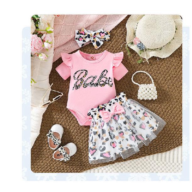 Mädchenbekleidung Doppellagiges Oberteil mit Flatterärmeln und Buchstabenprint mit Laternen-Schleifenshorts Trendiges Mädchen-Set