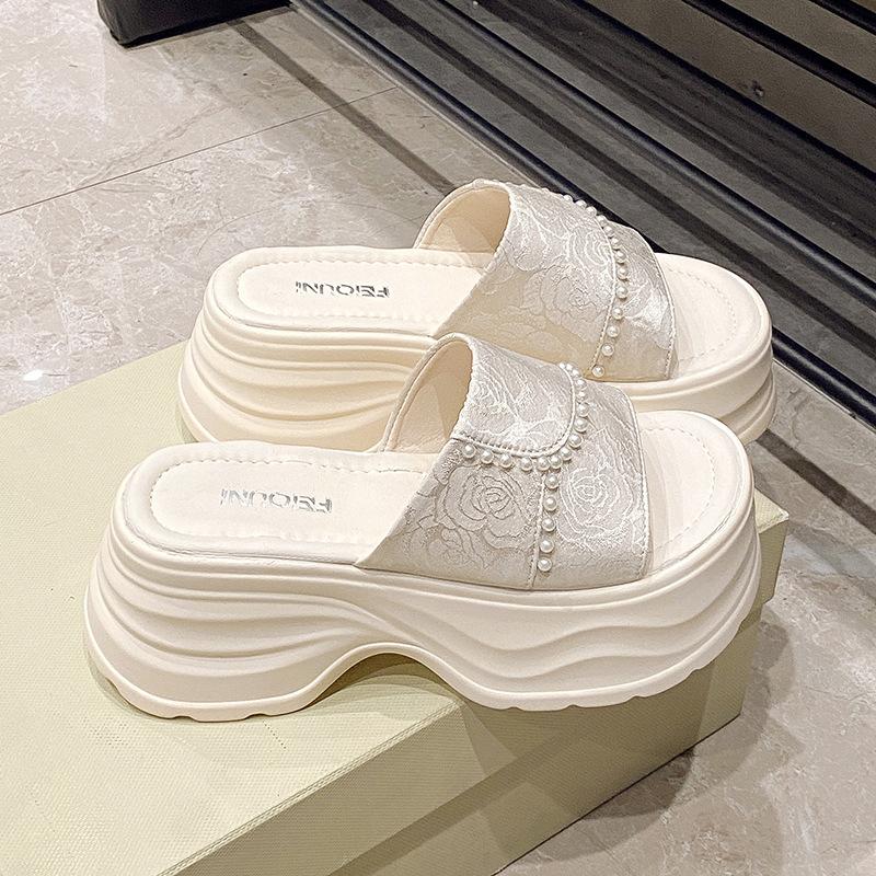 Spring and Summer New Chinese Thick-soled One-word Slippers New Outer Wear Slippers Women's Rhinestones Small Popular Retro Slippers