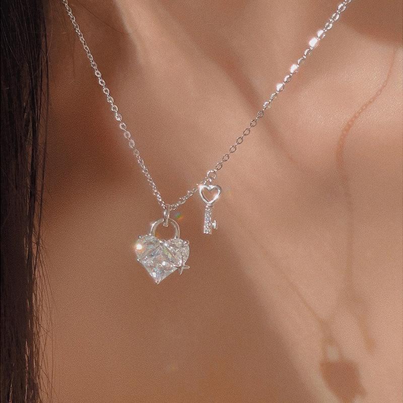 Titanium Steel Does Not Fade, Simple High-End Necklace Women'S Design Temperament Collarbone Chain Fashionable Personalized Pendant