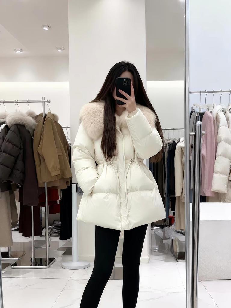 Yu Yan, a new winter product with a high sense of fox fur collar, waist, medium and long white duck down jacket.