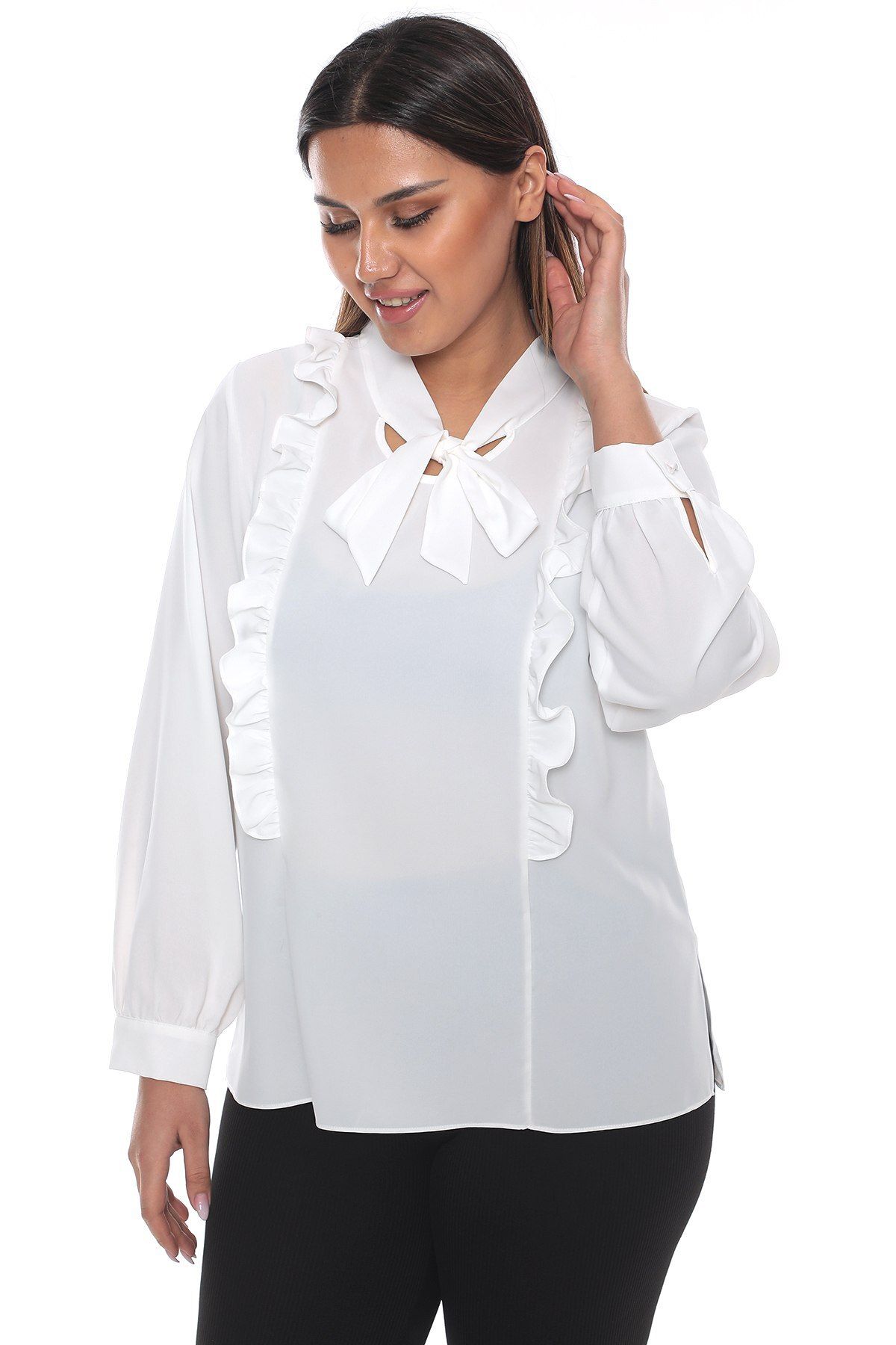 

Женская блузка большого размера. Блузка больших размеров с длинными рукавами, завязкой-шарфом на воротнике и рюшами. XL/2XL