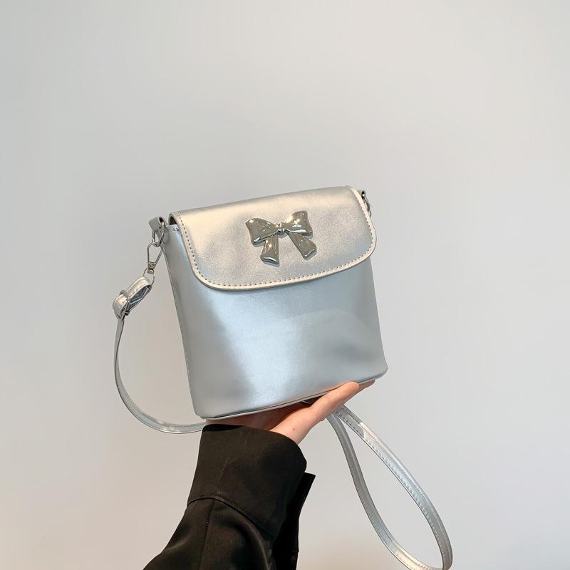 

Весна и лето 2025 года, популярная в этом году корейская версия сумки-мессенджера в иностранном стиле с бантом на плече, женская темпераментная сумка-ведро высокой ценности серебряный