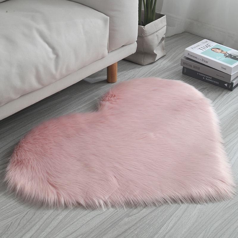 Faux Wool Heart-Shaped Rug Sofa Cushion Floor Mat Long Pile Heart-Shaped Bedroom Home Use