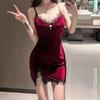 Koreanisches Samt-Spitzen-Spaghetti-Träger-V-Ausschnitt-Kleid - Sexy Stil mit taillenbetonendem Schlitzrock