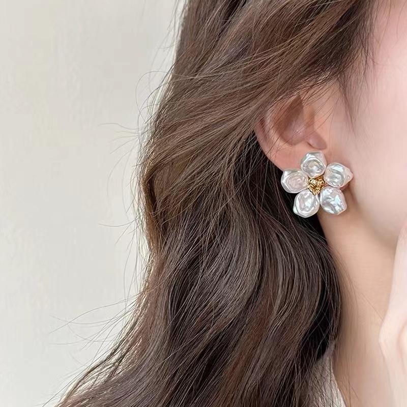 Vintage Imitation Pearl Flower Stud Earrings Earrings For Wmen White Luxury Niche Designer Ladies Earrings Party Gift Accessorie