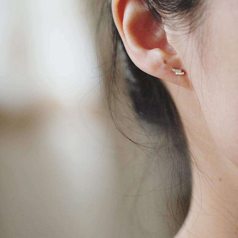 S925 Sterling Silver Böjda Inlagda Zirkoner Enkla Allmatchande Utsökta Kompakta Mini Stiftörhängen