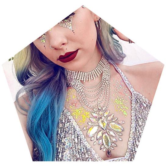 Augenglitzer, Haar, Gesicht, Lippe, Körperkunst, funkelnde Pailletten, glitzernder flüssiger Lidschatten