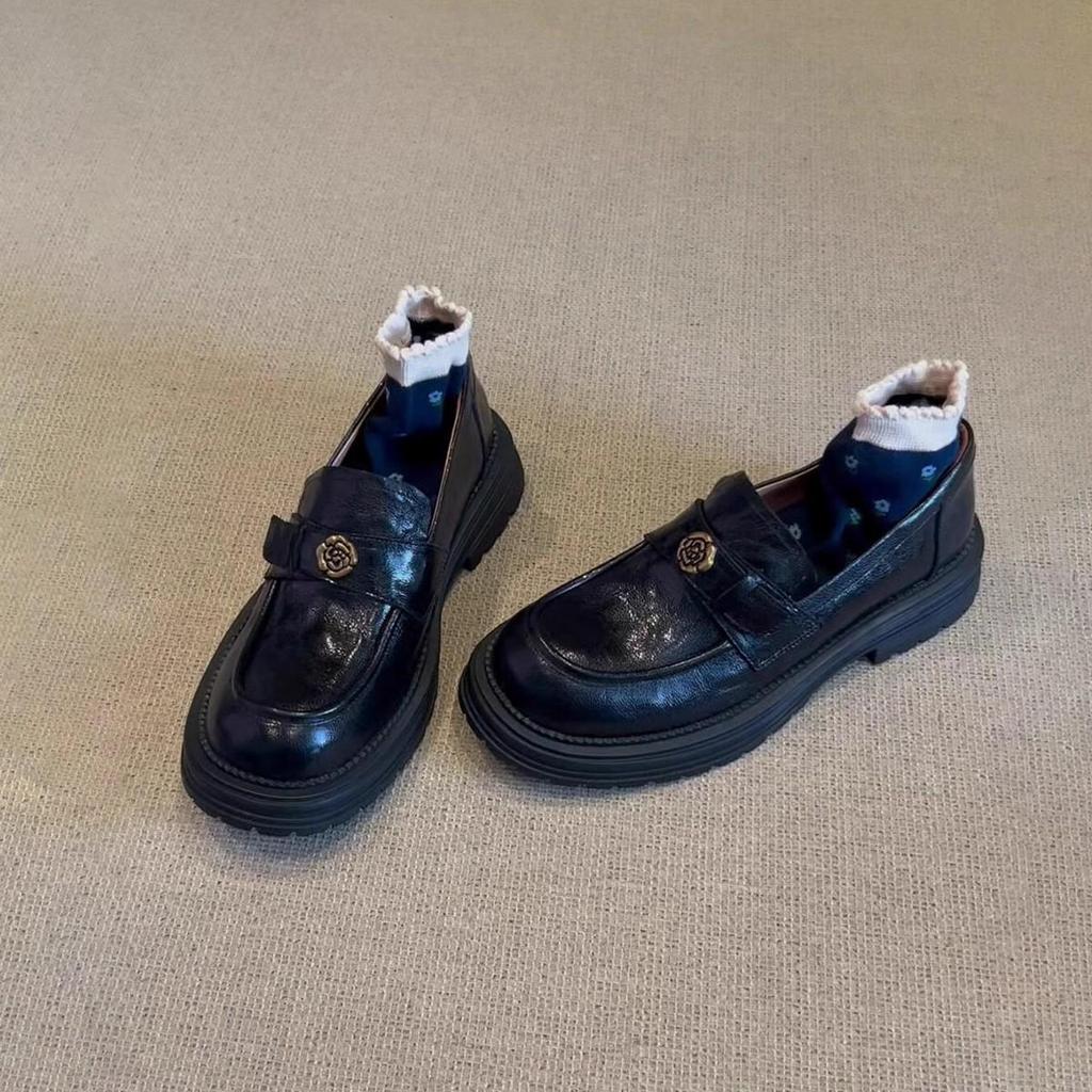 Retro Black Camellia Loafers: Pleated Leather, Thick Sole, Slip-on British Style