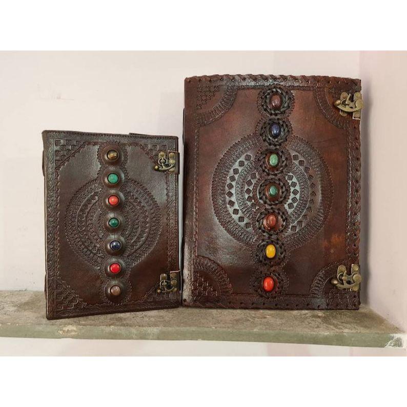 

Большой севанский камень, набор из 2 кожаных дневников ручной работы, блокнот для написания заклинаний, бумажный журнал ручной работы, кожаный журнал с тиснением чакры, подарок на День святого Валентина 10 x 7 / 13 x 10 in коричневый