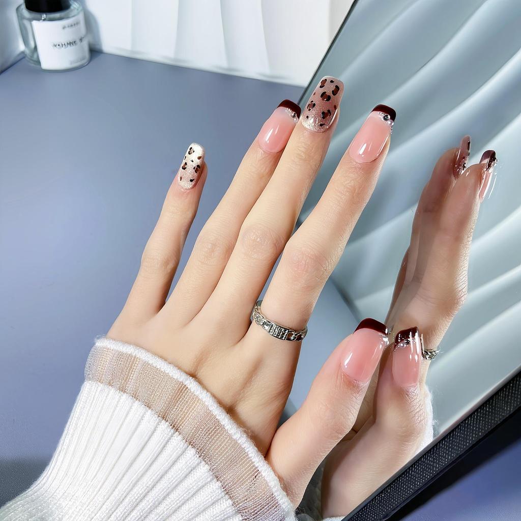 Trendy Handmade Rhinestone Leopard Print Nails - Autumn/Winter Brightening, High-End Style