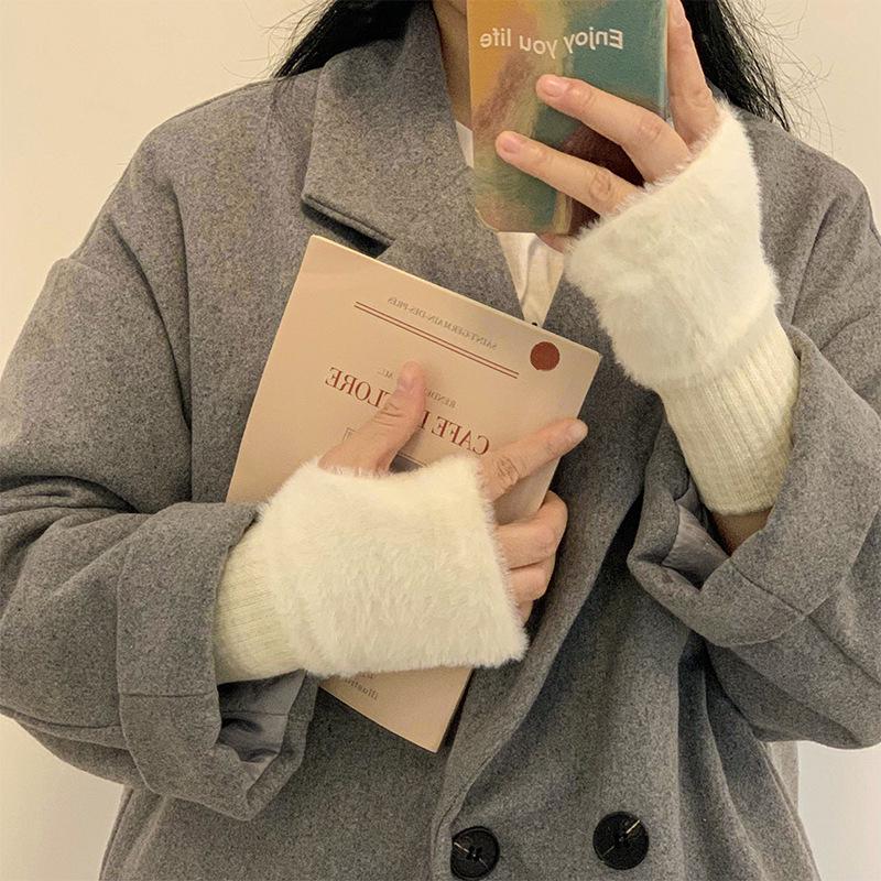 Women's Fluffy Plush Velvet Half-Finger Gloves - Thickened, Touchscreen Compatible, Cold-Proof for Autumn/Winter, Ideal for Students.