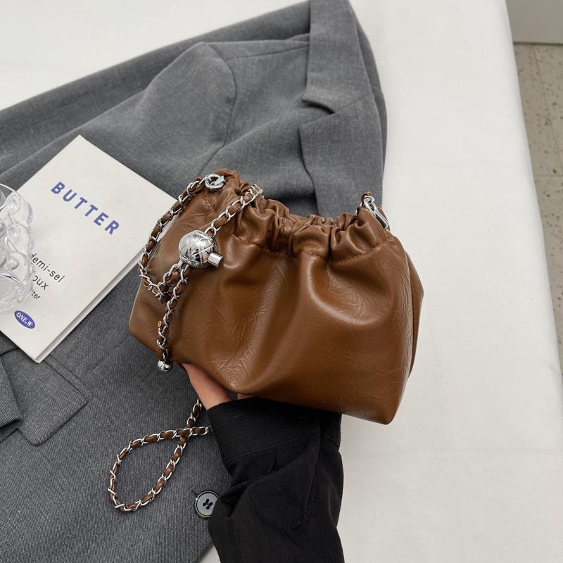 

Французская нишевая плиссированная сумка-подмышка маленькая женская 2025 новая модная сумка-мессенджер на цепочке летняя сумка-ведро в зарубежном стиле коричневый