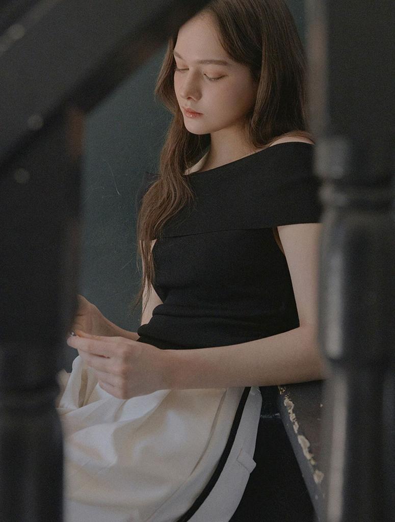 Teuwi Billiz Off-Shoulder Knit