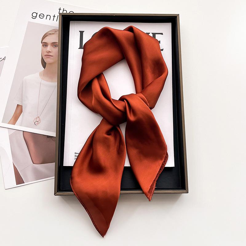 Melkehvit lite firkantet skjerf silkeskjerf 70x70cm