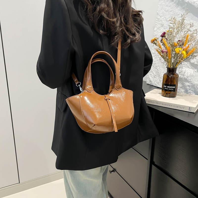 Nischenhandtasche, neue Damentasche für den frühen Frühling, hochwertige Retro-Schultertasche, einfache Pendler-Umhängetasche