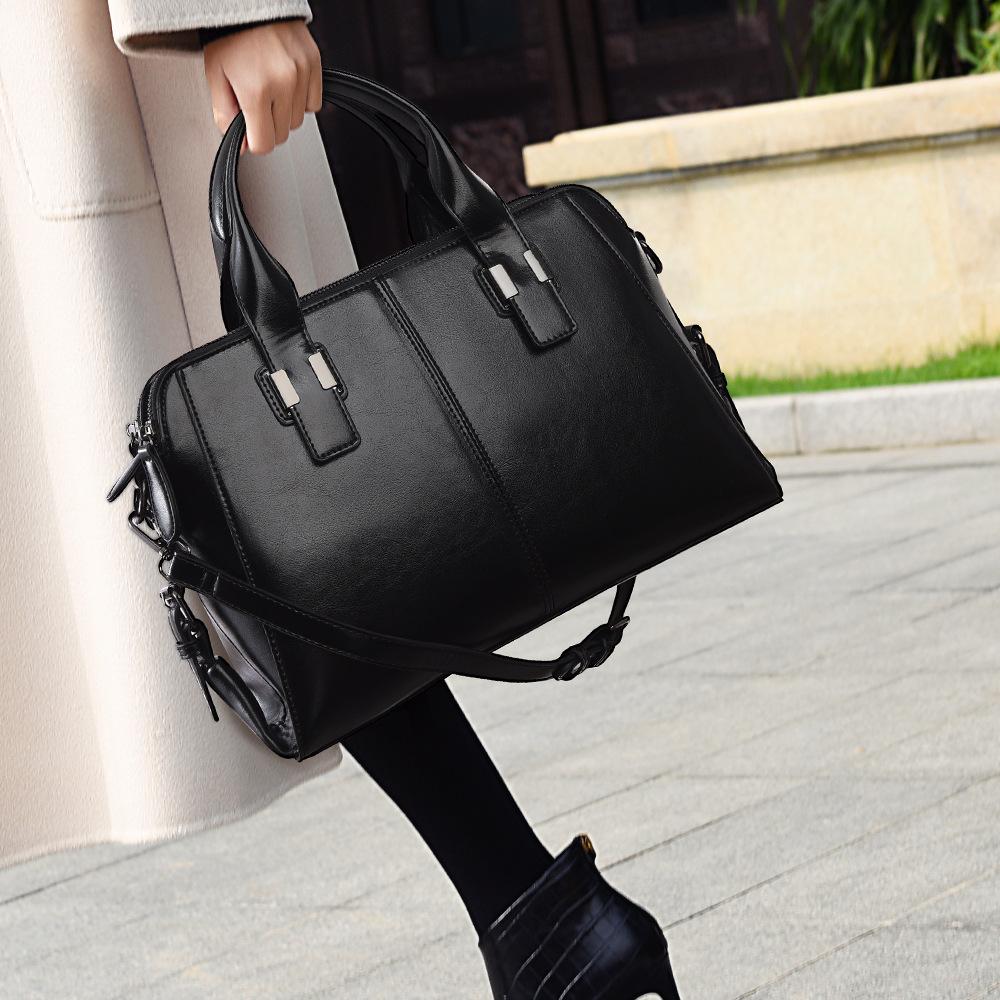 Women's Handbag, New European and American Fashion Motorcycle Bag, Simple and Large Capacity Commuting Bag, High-end Single Shoulder Tote Bag
