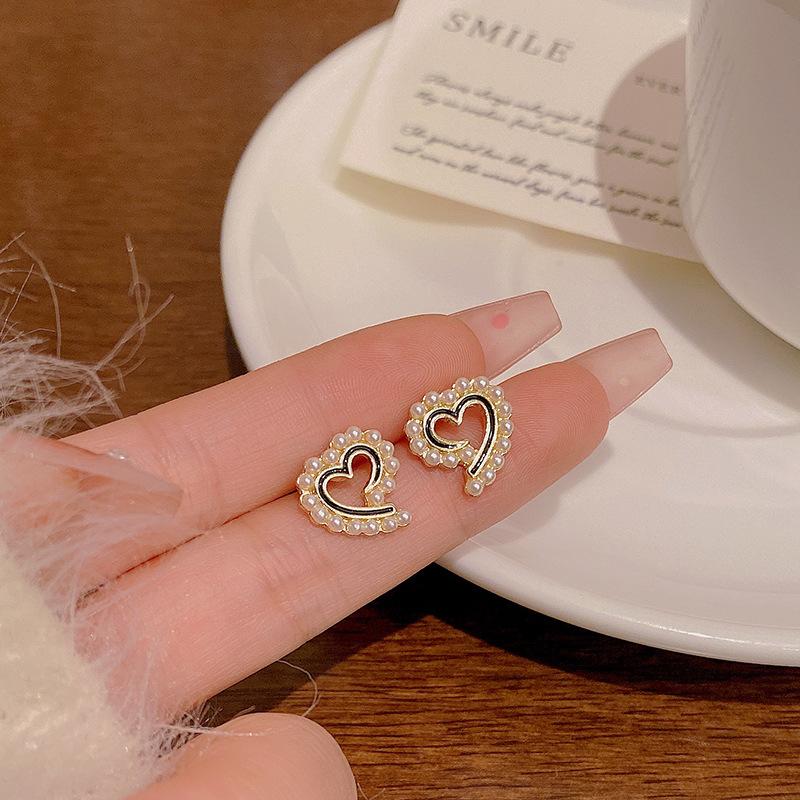 Silver needles, small and simple pearl love stud earrings, women's commuting versatile Hong Kong style earrings, retro temperament ear jewelry