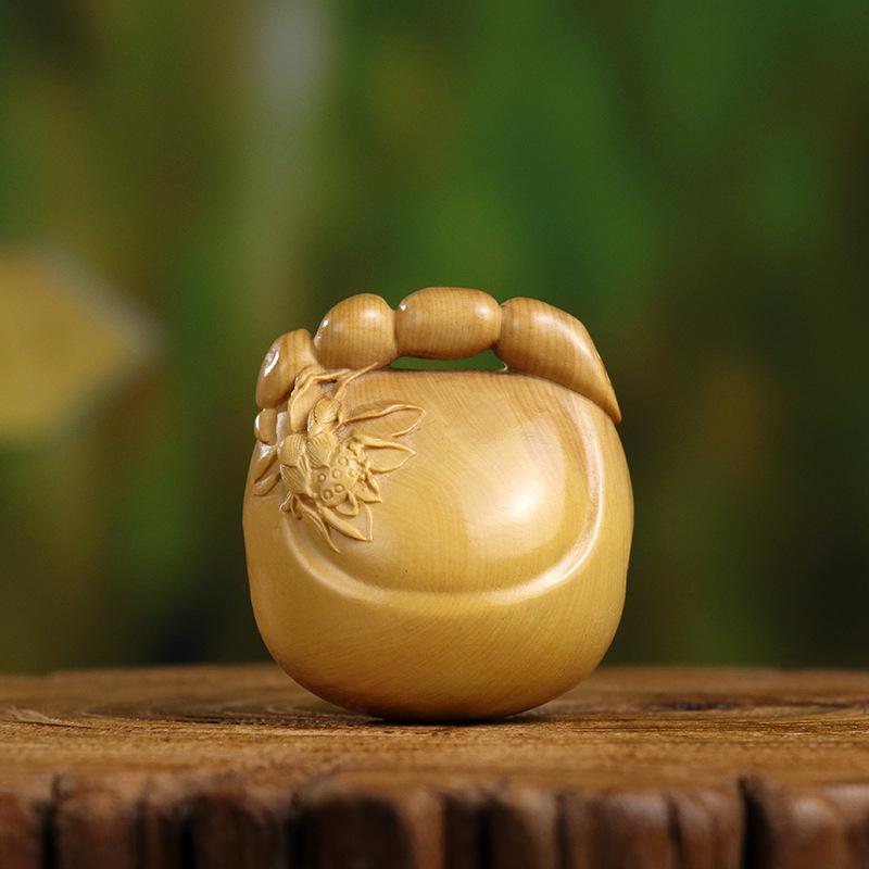 Portable Boxwood Percussion Meditation Instrument: Mini Wooden Fish Carving, Perfect as a Gift or Decorative Ornament.