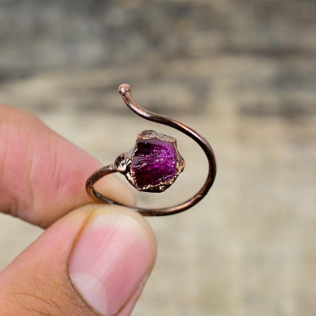 Bague en tourmaline rose brute Bague en cuivre électroformé Bague réglable faite à la main Bagues en pierres précieuses véritables Bijoux en cuivre électroformé Cadeau pour elle
