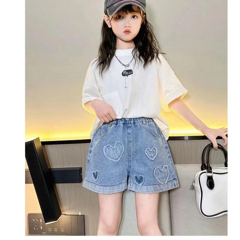 Children's denim shorts medium and large children's baby pants real pocket girls' shorts are sent on behalf of one piece.