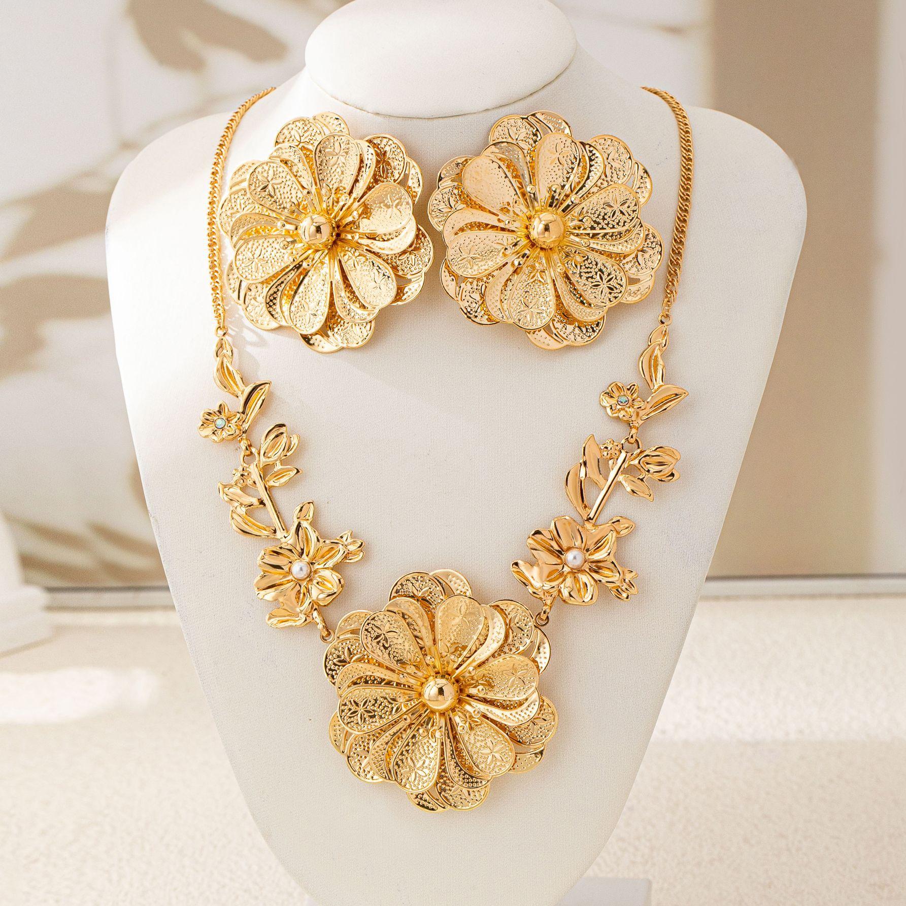 

Модные украшения для женщин золотой