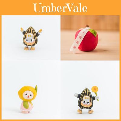 Holzschnitzereien mit Obst- und Gemüsemotiven im Cartoon-Stil – ideal als Geschenk oder Dekoration für Zuhause oder Büro.