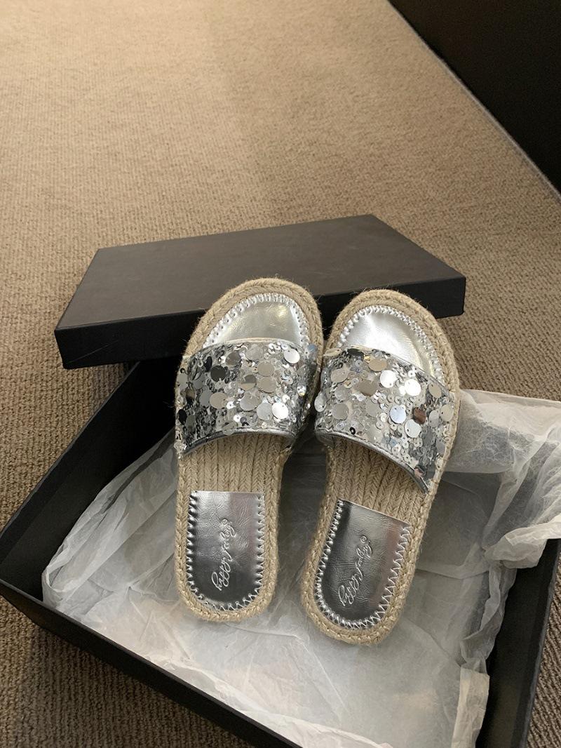 

Cool slippers women s summer wear 2025 new Korean version straw thick bottom Internet celebrity fashion versatile silver sequins one-word drag 35