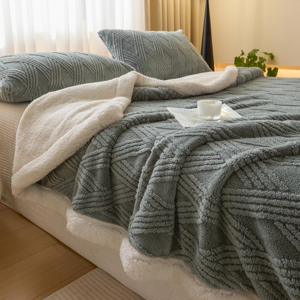 Thickened Warm Coral Fleece Blanket Soft Cozy Striped Pattern Throw Blankets for Sofa Bed Autumn Winter Plush Duvets Blankets