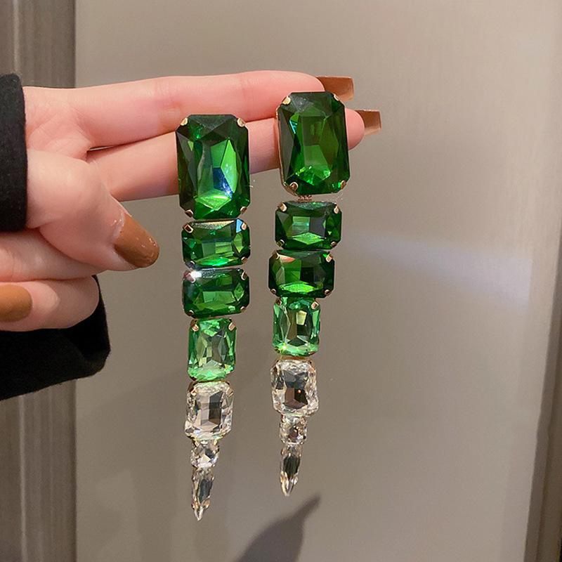 Silvernål Zirkon Utskurna Blomörhängen - Utsökta High-End Stiftörhängen med Känsla för Mode.