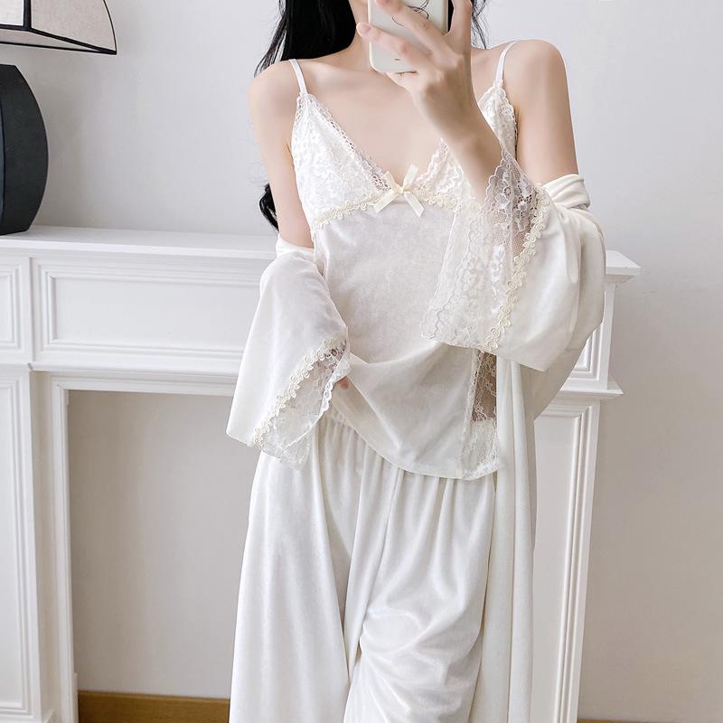 Damski trzyczęściowy zestaw piżamowy z aksamitnej koronki – koszulka na ramiączkach, długie spodnie i szlafrok.