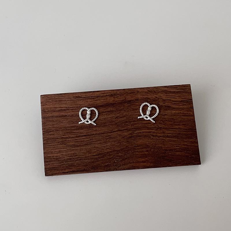 Mini Salty Croissant Earrings: Sweet, Cute, and Versatile Minimalist Design for Women