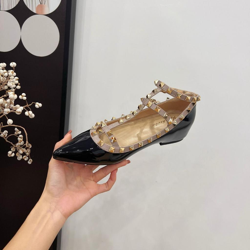 Temperament V home rivet tip is not tired of standing for a long time, single shoes, new sexy patent leather T-buckle with lazy shoes