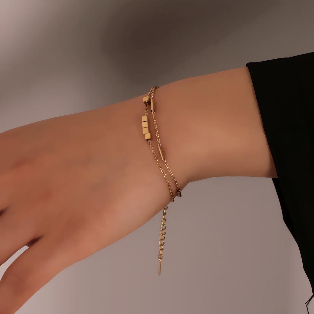 Dívčí náramek z titanové oceli Dvouvrstvý geometrický čtvercový náramek Nové dámské šperky s červeným náramkem