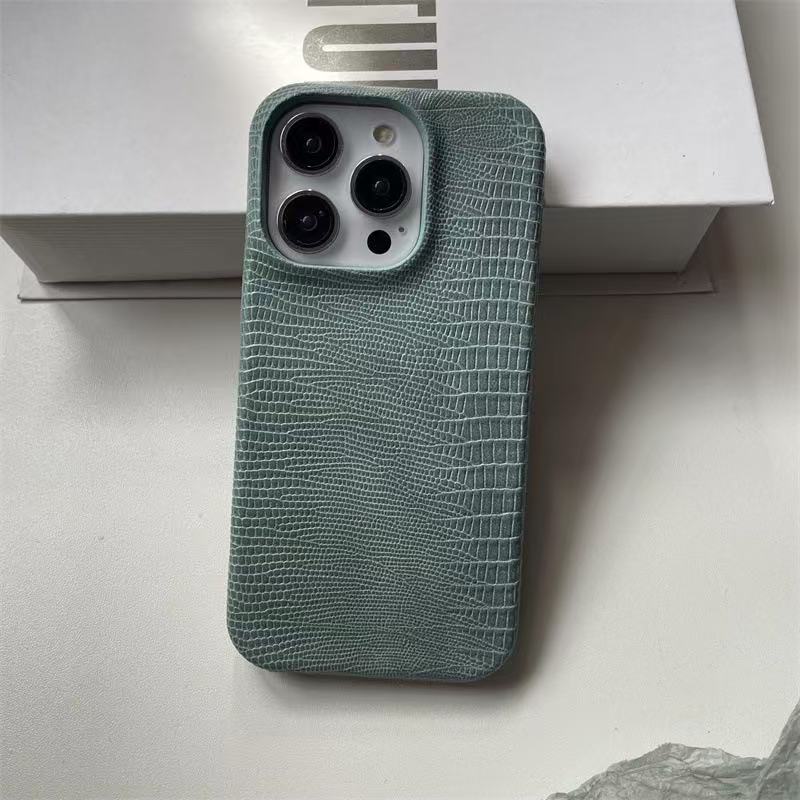 Luxury Lizard Pattern Leather Shockproof Phone Case for 16 Pro Max Includes Camera Protector Cover