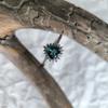 Серебряное кольцо с топазом Лондон Блю 0.945ct, фианитами, вес изделия 2,07 гр (2204572)